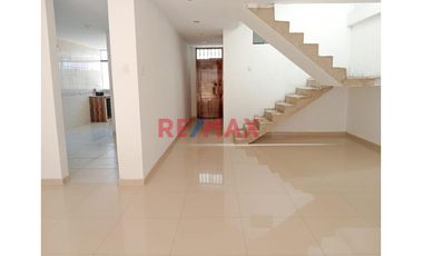 Venta de casa en Urb. San Isidro I Etapa, calle Uranio con Base para 5 pisos!
Ubicada cerca de Av. Metropolitana, Universidad Privada del Norte (UPN)