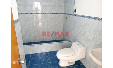 Venta de casa en Urb. San Isidro I Etapa, calle Uranio con Base para 5 pisos!
Ubicada cerca de Av. Metropolitana, Universidad Privada del Norte (UPN)