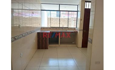 Venta de casa en Urb. San Isidro I Etapa, calle Uranio con Base para 5 pisos!
Ubicada cerca de Av. Metropolitana, Universidad Privada del Norte (UPN)