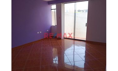 Venta de casa en Urb. San Isidro I Etapa, calle Uranio con Base para 5 pisos!
Ubicada cerca de Av. Metropolitana, Universidad Privada del Norte (UPN)