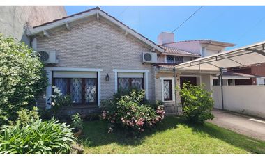 En venta. Chalet de 4 ambientes con dependencia. Barrio Chauvin.