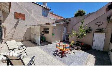 En venta. Chalet de 4 ambientes con dependencia. Barrio Chauvin.