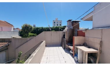 En venta. Chalet de 4 ambientes con dependencia. Barrio Chauvin.