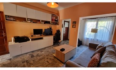 En venta. Chalet de 4 ambientes con dependencia. Barrio Chauvin.