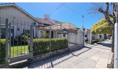 En venta. Chalet de 4 ambientes con dependencia. Barrio Chauvin.
