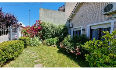 En venta. Chalet de 4 ambientes con dependencia. Barrio Chauvin.