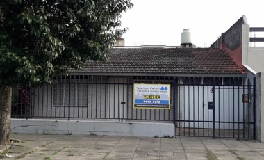 Casa De 3 Ambientes Con Cochera A Reciclar En Venta