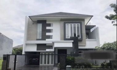 Rumah modern di Woodland Citraland Surabaya