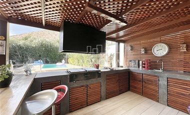 Casa en venta de 5 dorm. en Colina