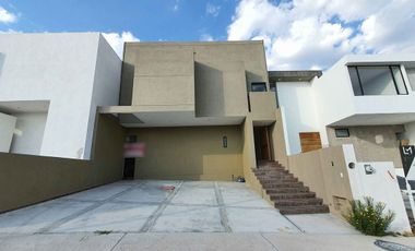 Hermosa Residencia en Lomas de Juriquilla, 3 Recamaras, Estudio, Sala TV, Jardín
