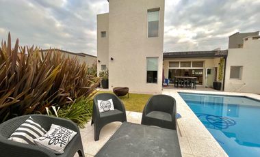 Venta Casa En Altos del Casco  Barrio Privado  Zarate