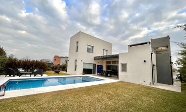 Venta Casa En Altos del Casco  Barrio Privado  Zarate