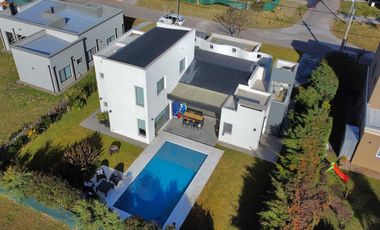 Venta Casa En Altos del Casco  Barrio Privado  Zarate