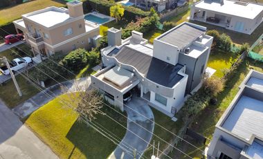 Venta Casa En Altos del Casco  Barrio Privado  Zarate