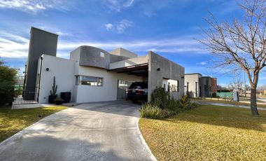 Venta Casa En Altos del Casco  Barrio Privado  Zarate