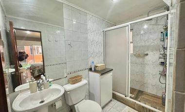 AMPLIA CASA DE UN PISO CALLE ISLA DEL REY