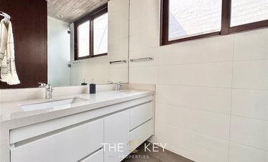 Casa en venta de 5 dorm. en Lo Barnechea