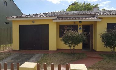 OPORTUNIDAD.HERMOSA CASA EN  PLENO CENTRO. A 4 CDRAS DEL MAR Y 3 DE  TERMINAL DE ÓMNIBUS. ¡EXCELENTE ESTADO!
