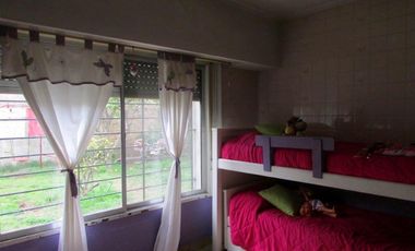 LOBOS CENTRO - CASA 2 DORMITORIOS EN CALLE LAS HERAS