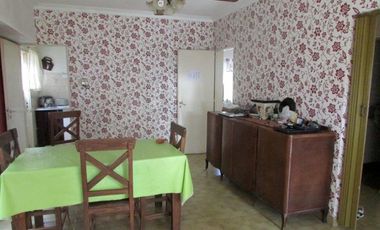 LOBOS CENTRO - CASA 2 DORMITORIOS EN CALLE LAS HERAS