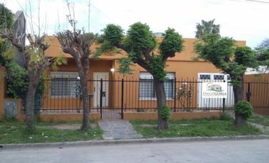 LOBOS CENTRO - CASA 2 DORMITORIOS EN CALLE LAS HERAS
