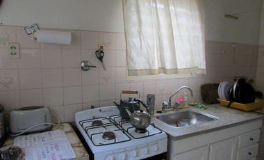 LOBOS CENTRO - CASA 2 DORMITORIOS EN CALLE LAS HERAS