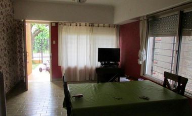 LOBOS CENTRO - CASA 2 DORMITORIOS EN CALLE LAS HERAS