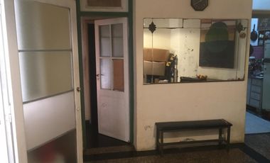 CASA EN ESQUINA ANTIGUA 4 AMB 2 BAÑOS MAS 110 M2 A TERMINAR EN PLANTA ALTA