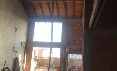CASA EN ESQUINA ANTIGUA 4 AMB 2 BAÑOS MAS 110 M2 A TERMINAR EN PLANTA ALTA