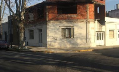 CASA EN ESQUINA ANTIGUA 4 AMB 2 BAÑOS MAS 110 M2 A TERMINAR EN PLANTA ALTA