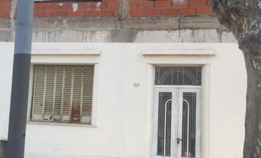 CASA EN ESQUINA ANTIGUA 4 AMB 2 BAÑOS MAS 110 M2 A TERMINAR EN PLANTA ALTA