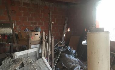 CASA EN ESQUINA ANTIGUA 4 AMB 2 BAÑOS MAS 110 M2 A TERMINAR EN PLANTA ALTA
