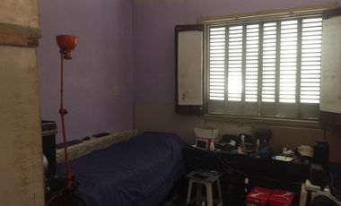 CASA EN ESQUINA ANTIGUA 4 AMB 2 BAÑOS MAS 110 M2 A TERMINAR EN PLANTA ALTA