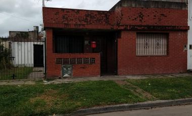 CASA DE TRES AMBIENTES EN JOSE LEON SURAEZ