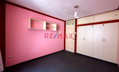 Venta de linda casa de 3 pisos mas azotea en Urb. San Isidro I Etapa, rodeada de parques
Ubicada cerca de Av. Metropolitana II, Universidad Privada d