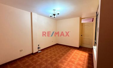 Venta de linda casa de 3 pisos mas azotea en Urb. San Isidro I Etapa, rodeada de parques
Ubicada cerca de Av. Metropolitana II, Universidad Privada d