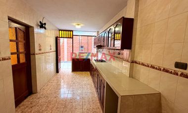 Venta de linda casa de 3 pisos mas azotea en Urb. San Isidro I Etapa, rodeada de parques
Ubicada cerca de Av. Metropolitana II, Universidad Privada d