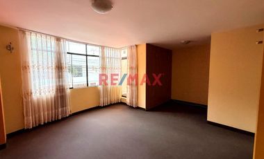 Venta de linda casa de 3 pisos mas azotea en Urb. San Isidro I Etapa, rodeada de parques
Ubicada cerca de Av. Metropolitana II, Universidad Privada d