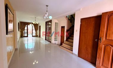 Venta de linda casa de 3 pisos mas azotea en Urb. San Isidro I Etapa, rodeada de parques
Ubicada cerca de Av. Metropolitana II, Universidad Privada d