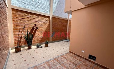 Venta de linda casa de 3 pisos mas azotea en Urb. San Isidro I Etapa, rodeada de parques
Ubicada cerca de Av. Metropolitana II, Universidad Privada d