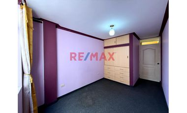Venta de linda casa de 3 pisos mas azotea en Urb. San Isidro I Etapa, rodeada de parques
Ubicada cerca de Av. Metropolitana II, Universidad Privada d
