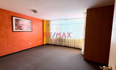 Venta de linda casa de 3 pisos mas azotea en Urb. San Isidro I Etapa, rodeada de parques
Ubicada cerca de Av. Metropolitana II, Universidad Privada d