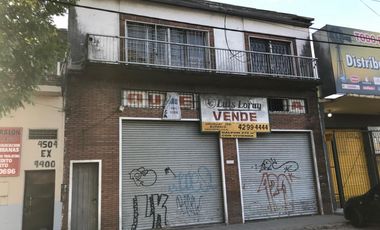 Departamento tipo chalet y Depósito ubicado sobre importante avenida.