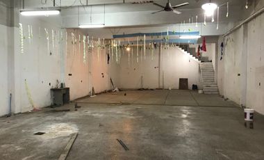 Departamento tipo chalet y Depósito ubicado sobre importante avenida.