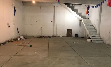 Departamento tipo chalet y Depósito ubicado sobre importante avenida.