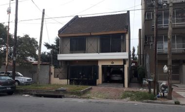 Casa  en Venta Villa Sarmiento / Moron (B145 725)
