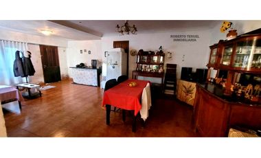 Casa de 3 ambientes + local comercial en muy buena ubicación.