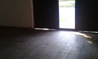 Local Comercial de 50 metros cuadrados con trifasica, a 500 metros de la Estacion de Grand Bourg y de la Estacion d trenes