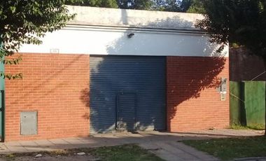 Local Comercial de 50 metros cuadrados con trifasica, a 500 metros de la Estacion de Grand Bourg y de la Estacion d trenes