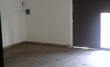 Local Comercial de 50 metros cuadrados con trifasica, a 500 metros de la Estacion de Grand Bourg y de la Estacion d trenes